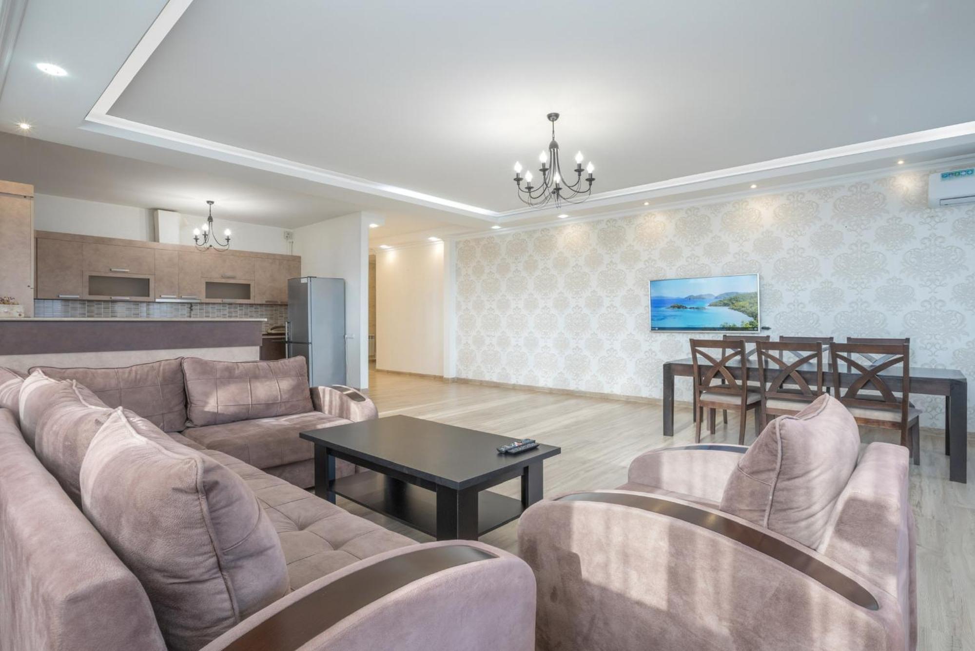 2 Bedrooms 2 Bathrooms Large And Lux Apartment Best Location Yerevan Exterior photo